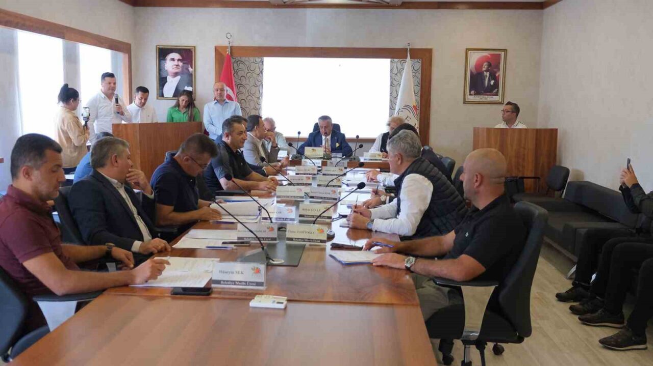 Kemer Belediyesi'nin ekim ayı meclis toplantısı, Başkan Necati Topaloğlu yönetiminde