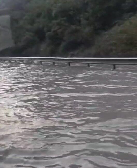 İstanbul’da Sağanak Yağışlar Sabah Saatlerinde Hayatı Olumsuz Etkiledi İstanbul'da gece saatlerinde başlayan sağanak yağış sabah saatlerinde etkisini artırdı.