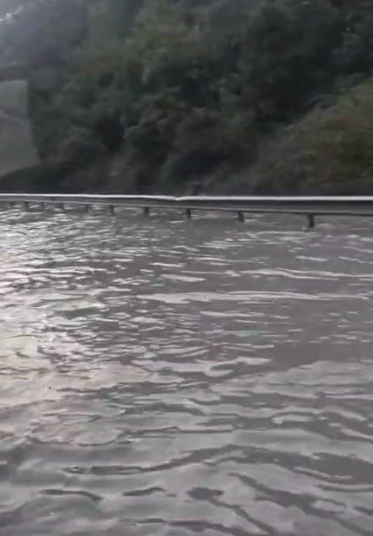İstanbul'da gece saatlerinde başlayan sağanak yağış sabah saatlerinde etkisini artırdı.