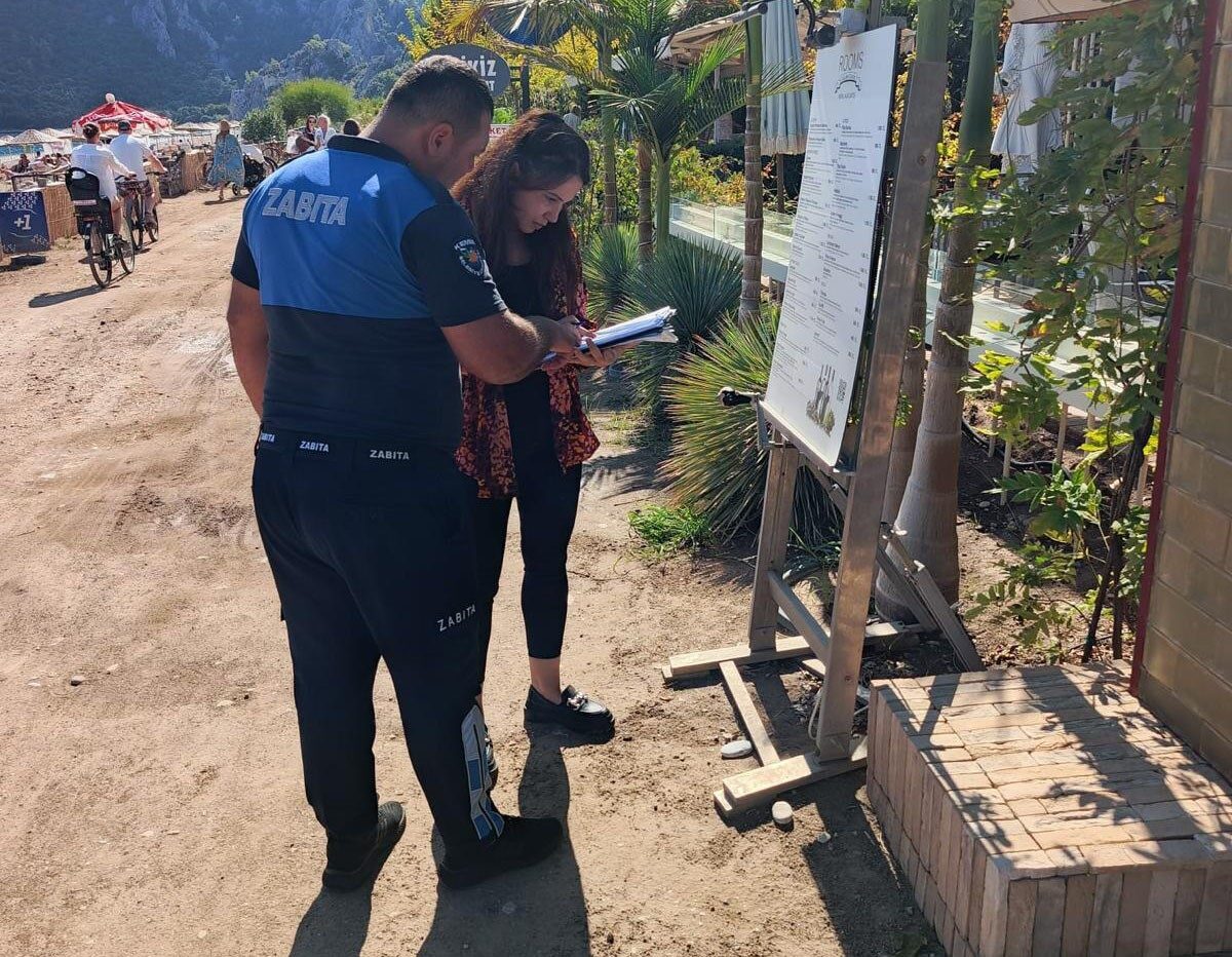 Kemer Belediyesi Zabıta Müdürlüğü, Antalya'nın Çıralı Köyü'nde 21 restoranda kontrol