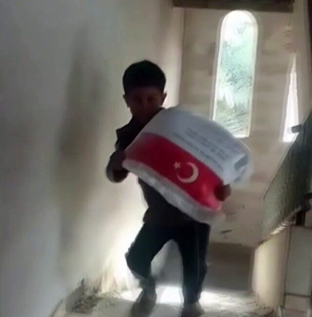 Gazze’de Filistinli Çocuğun Türkiye’den Gelen Yardım Un Çuvalını Taşıdığı Anlar Dikkat Çekti Gazze Şeridi'nde bir Filistinli çocuk, Türkiye'den gelen un yardımını taşırkenki