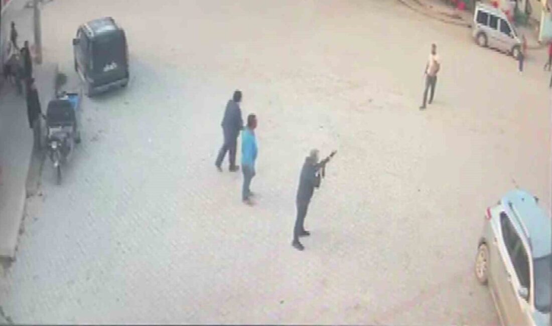 Denizli’de köy kahvesinde bıçaklı kavgada bir kardeş hayatını kaybetti, diğer yaralandı; kavga anı güvenlik kameralarına yansıdı. Denizli'nin Çivril ilçesinde 22 Ekim'de iki grup arasında yaşanan kavgada