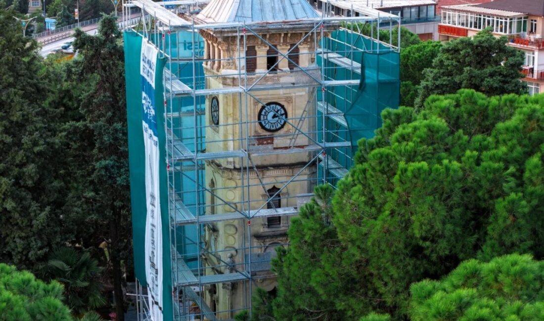 Kocaeli Büyükşehir Belediye Başkanı Tahir Büyükakın, İzmit’in tarihi sembollerinden saat