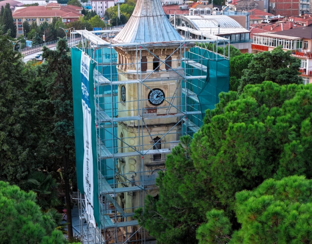 Kocaeli Büyükşehir Belediye Başkanı Tahir Büyükakın, İzmit’in tarihi sembollerinden saat