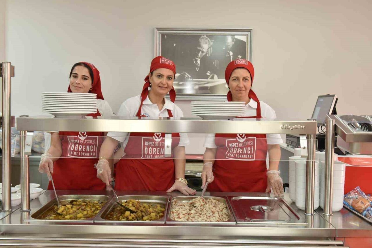 Kepez’deki Öğrenci Kent Lokantası, kaliteli ve ekonomik hizmetiyle öğrencilerin yeni favorisidir.