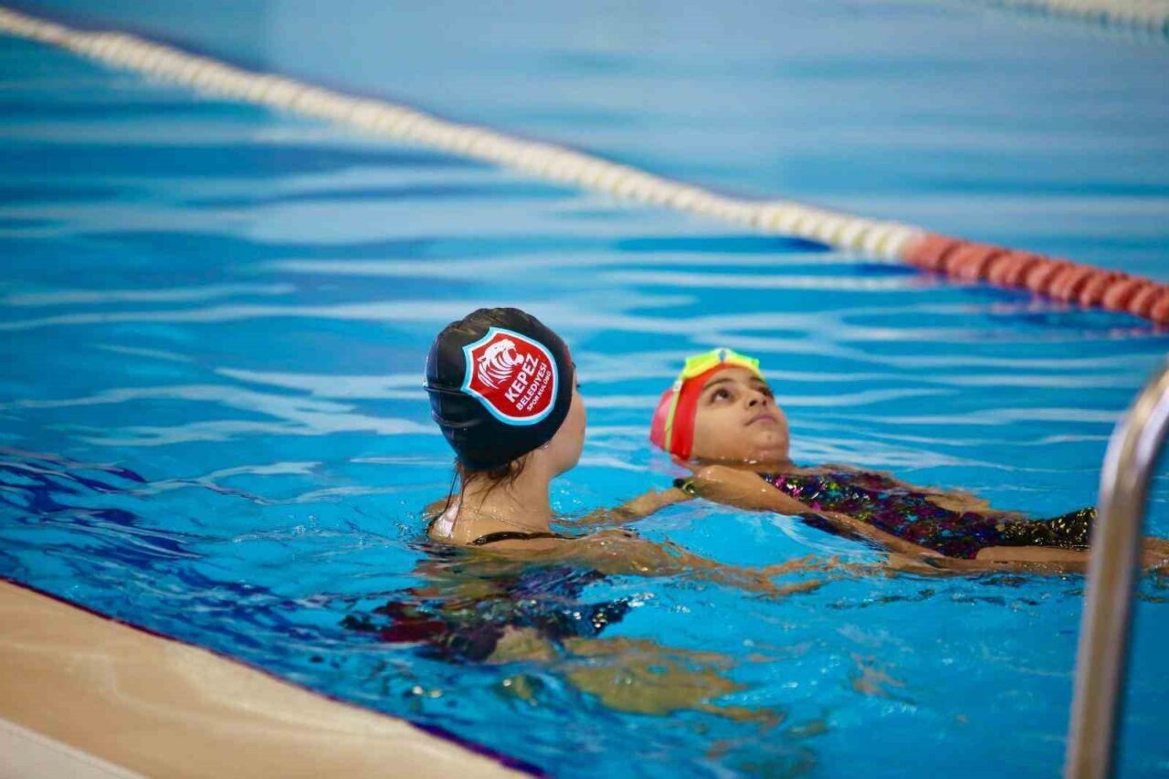 Kepez Belediyesi'nin Adnan Menderes Olimpik Yüzme Havuzu'nda kış yüzme kursları