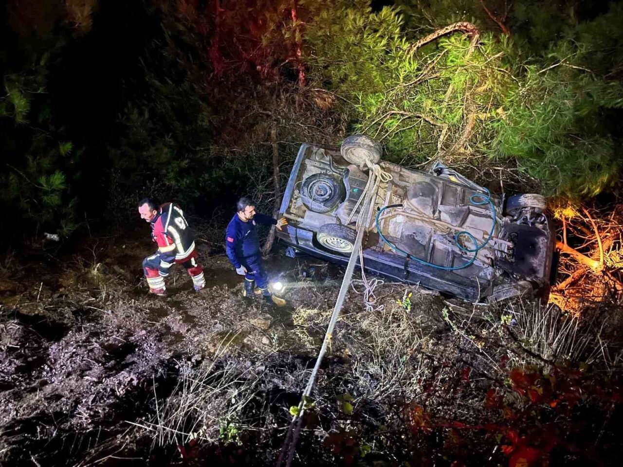 Balıkesir'in Kepsut ilçesinde bir otomobil, sürücüsünün direksiyon hakimiyetini kaybetmesi sonucu