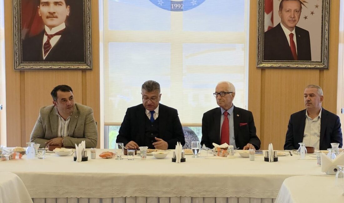 Kütahya Dumlupınar Üniversitesi Rektörü Prof. Dr. Süleyman Kızıltoprak, yerel gazetecilerle