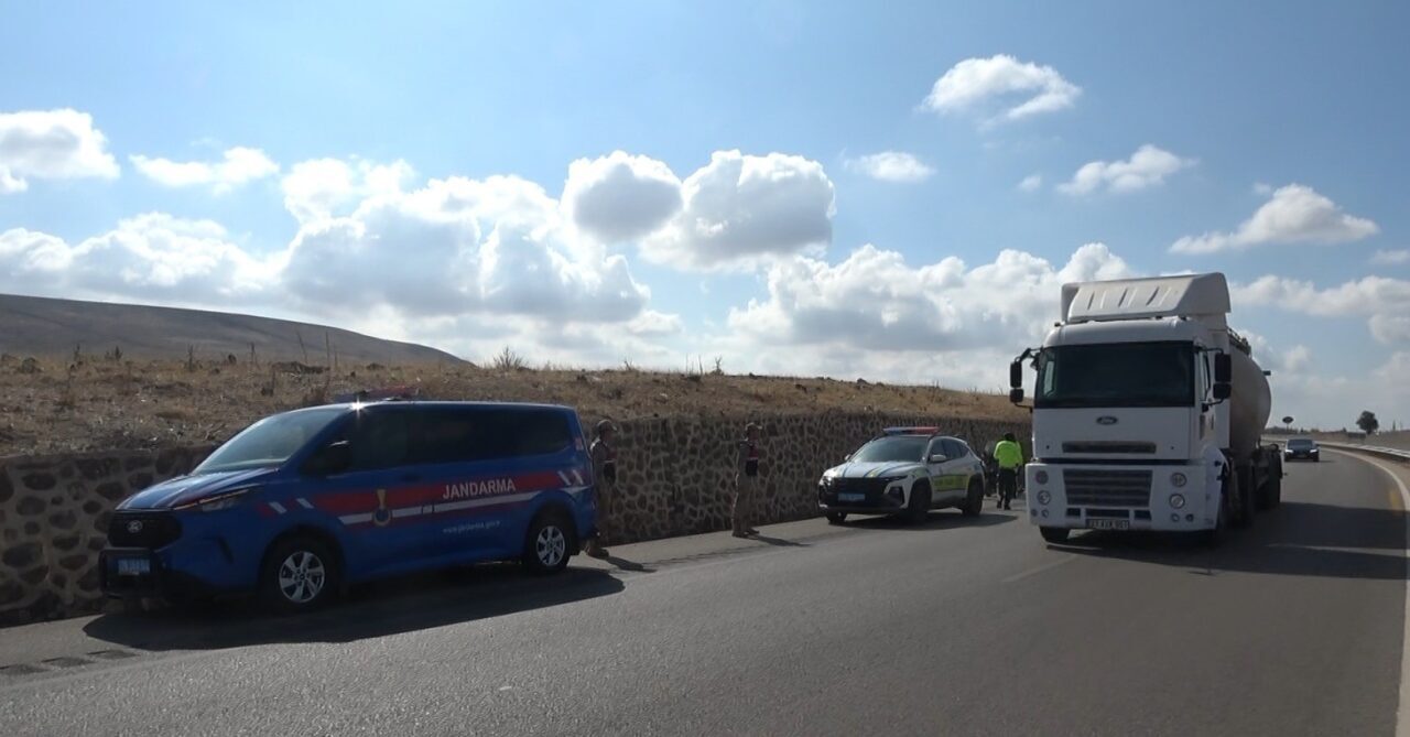 Kilis-Gaziantep karayolunda motosikletin devrilmesi sonucu sürücü M.S.K. ile arkasındaki yolcu
