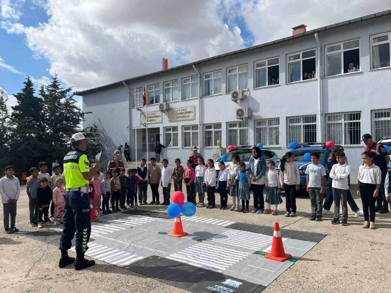 Kilis'in Elbeyli ilçesinde, Trafik Jandarması Timi, Yenideğirmen Köyü İlk ve