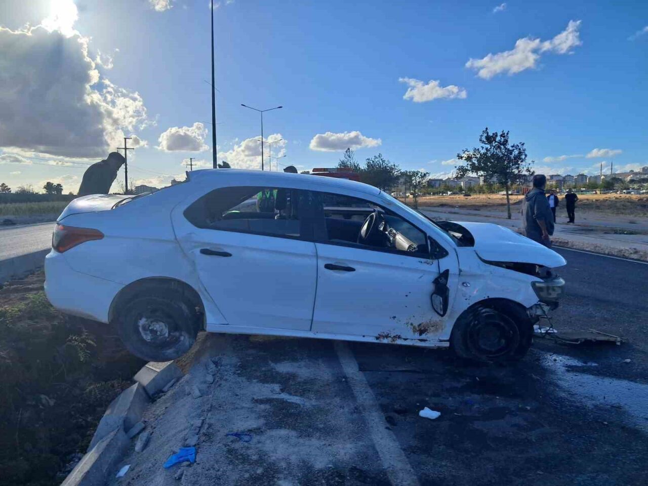 Kilis'te Şeyh Mansur Kavşağı'nda M.E.'nin kullandığı otomobil, kontrolünü kaybederek refüje