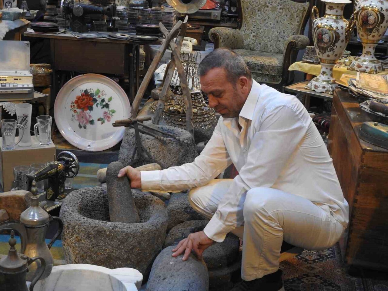 Kilis'teki antikacı dükkanı, ziyaretçileri geçmişe götüren yöresel ürünlerle dolu. Murat