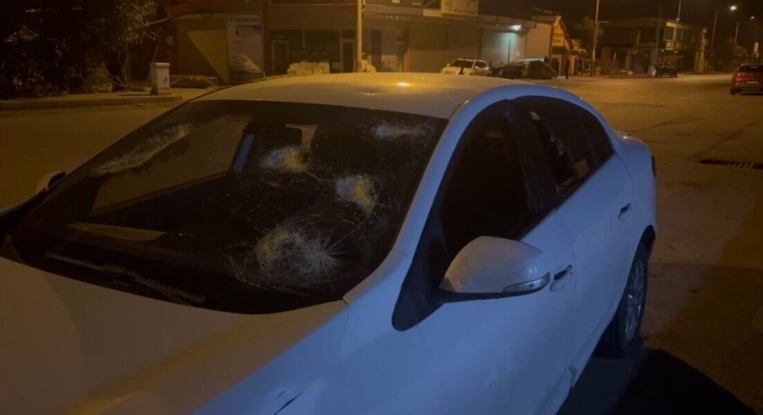 Erzincan’da Kiralık Araçta Cam Kırma Olayı: Saldırgan Belirlendi Erzincan Gülabibey Mahallesi'nde bir kişi, kiraladığı otomobilin camlarını kırarak zarar