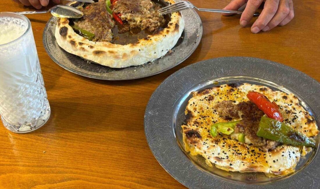 Gaziantep, gastronomi alanında öne çıkan kenti olarak, kiremitte pişirilen lavaş