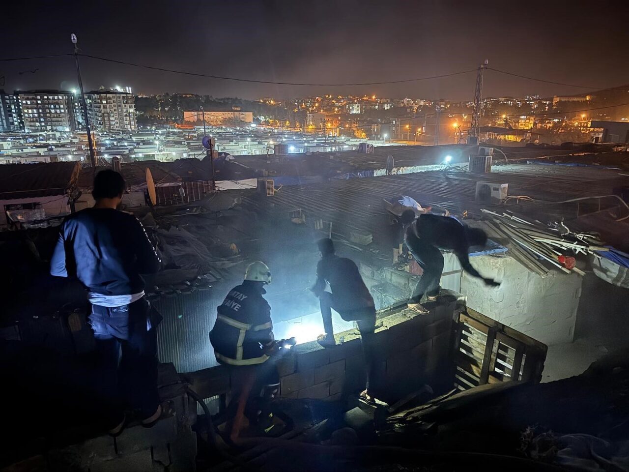 Hatay'ın Kırıkhan ilçesindeki Bahçelievler Mahallesi'nde bir konteynerde çıkan yangın, itfaiyenin