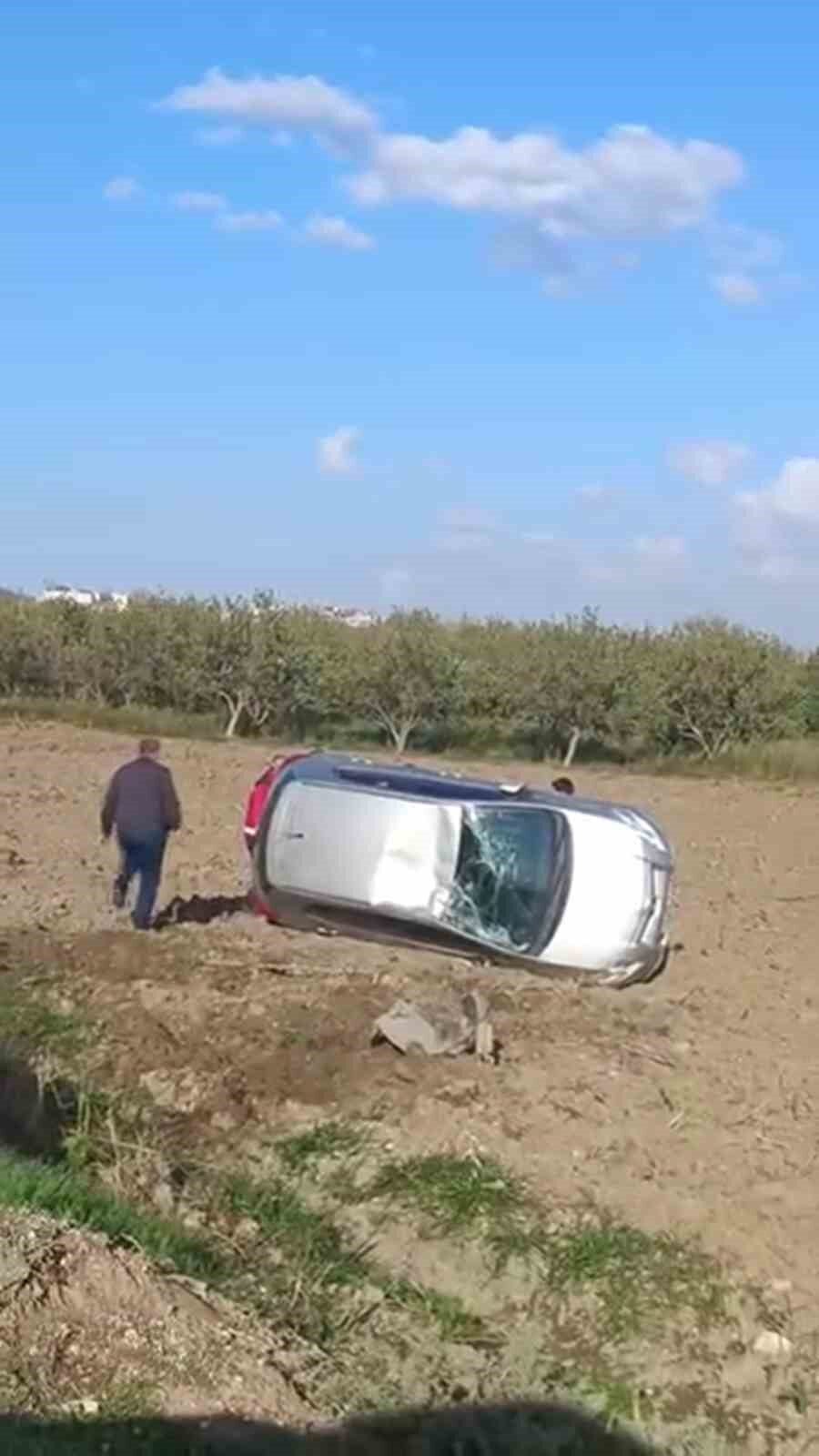 Hatay'ın Kırıkhan ilçesinde tarlaya uçarak yan dönen otomobilin sürücüsü hafif