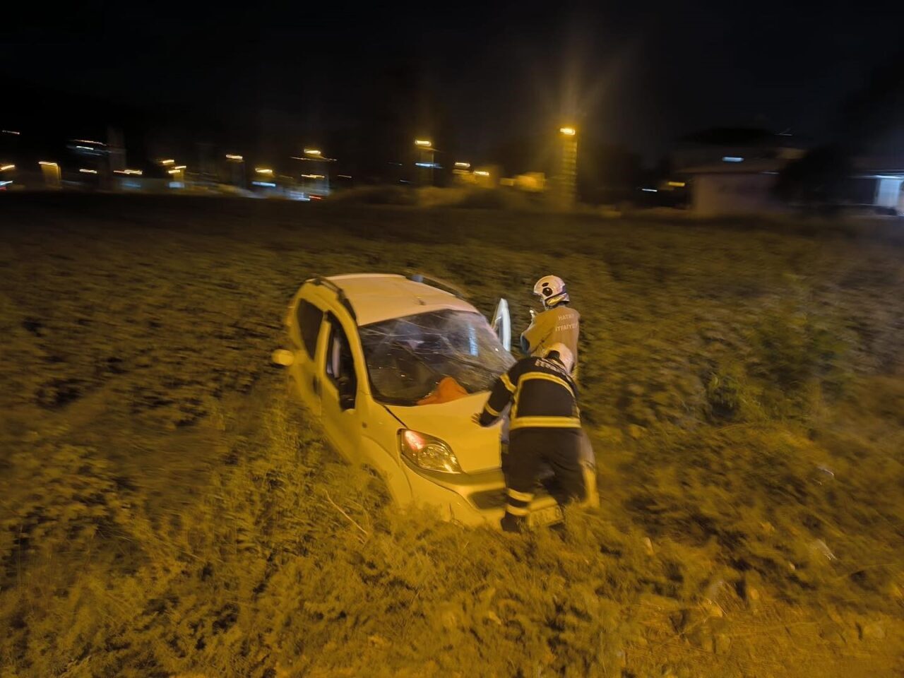Hatay'ın Kırıkhan ilçesindeki Topboğazı mevkiinde bir tır ile çarpışan FİAT