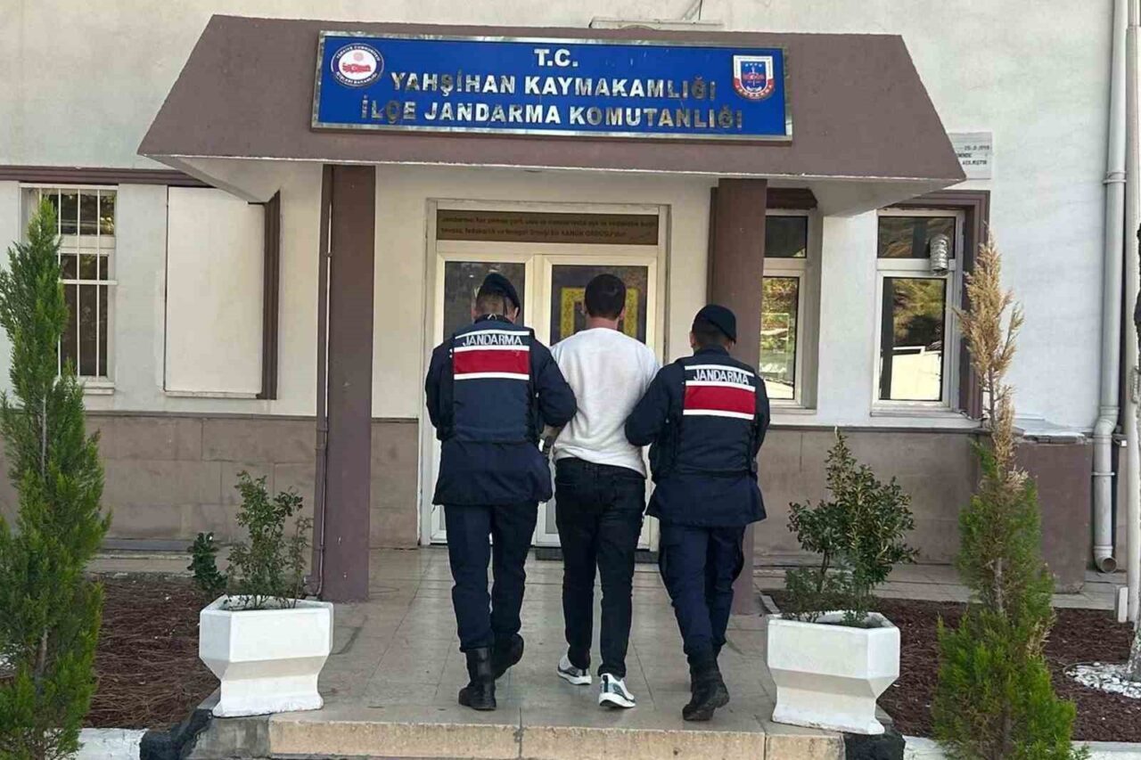 Kırıkkale'de jandarma ve polis ekipleri, 16 adrese gerçekleştirdikleri operasyonla çeşitli