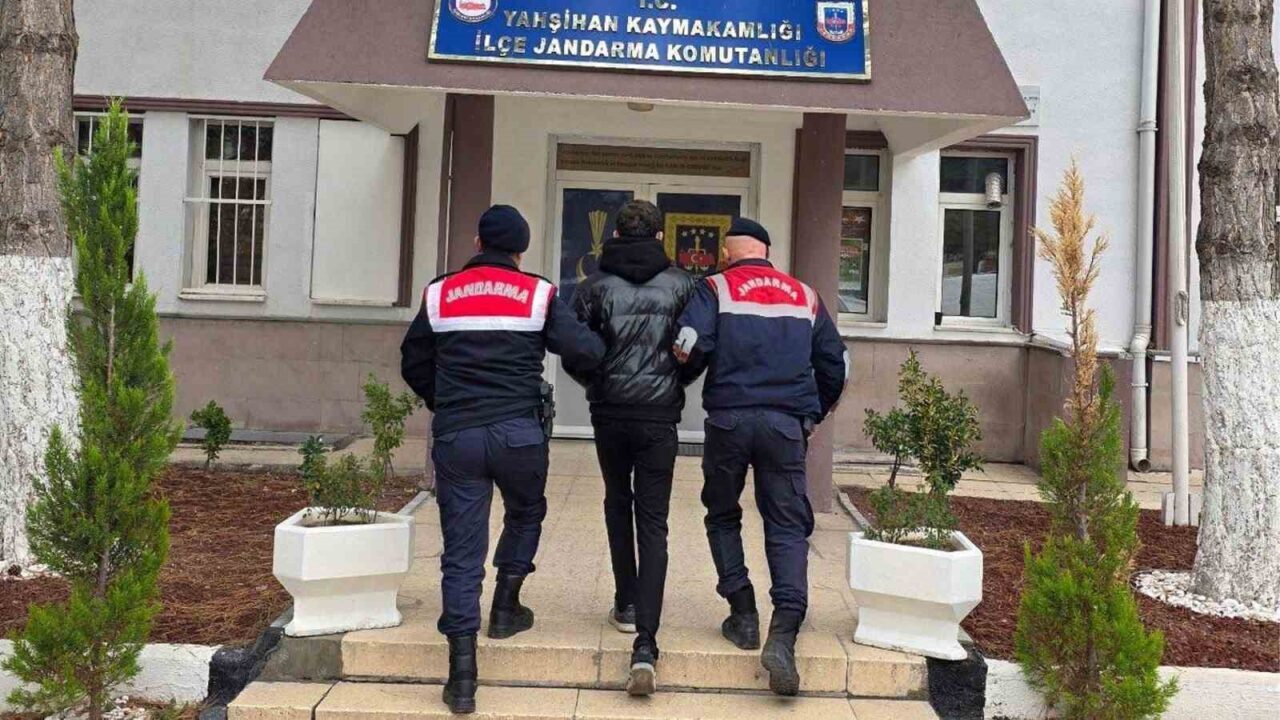 Kırıkkale'de jandarma, aranan iki hükümlüyü yakaladı. "Trafik Güvenliğini Tehlikeye Sokma