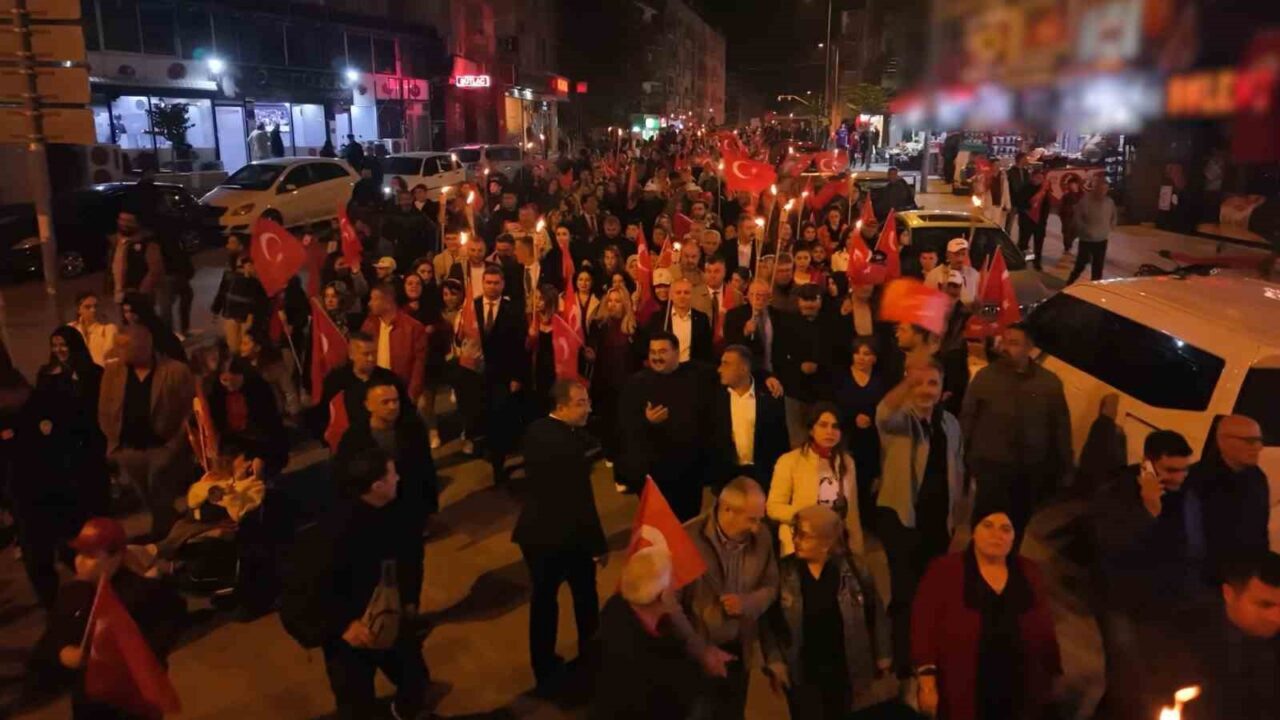Kırıkkale'de Cumhuriyet Bayramı etkinlikleri çerçevesinde düzenlenen fener alayı, binlerce kişinin