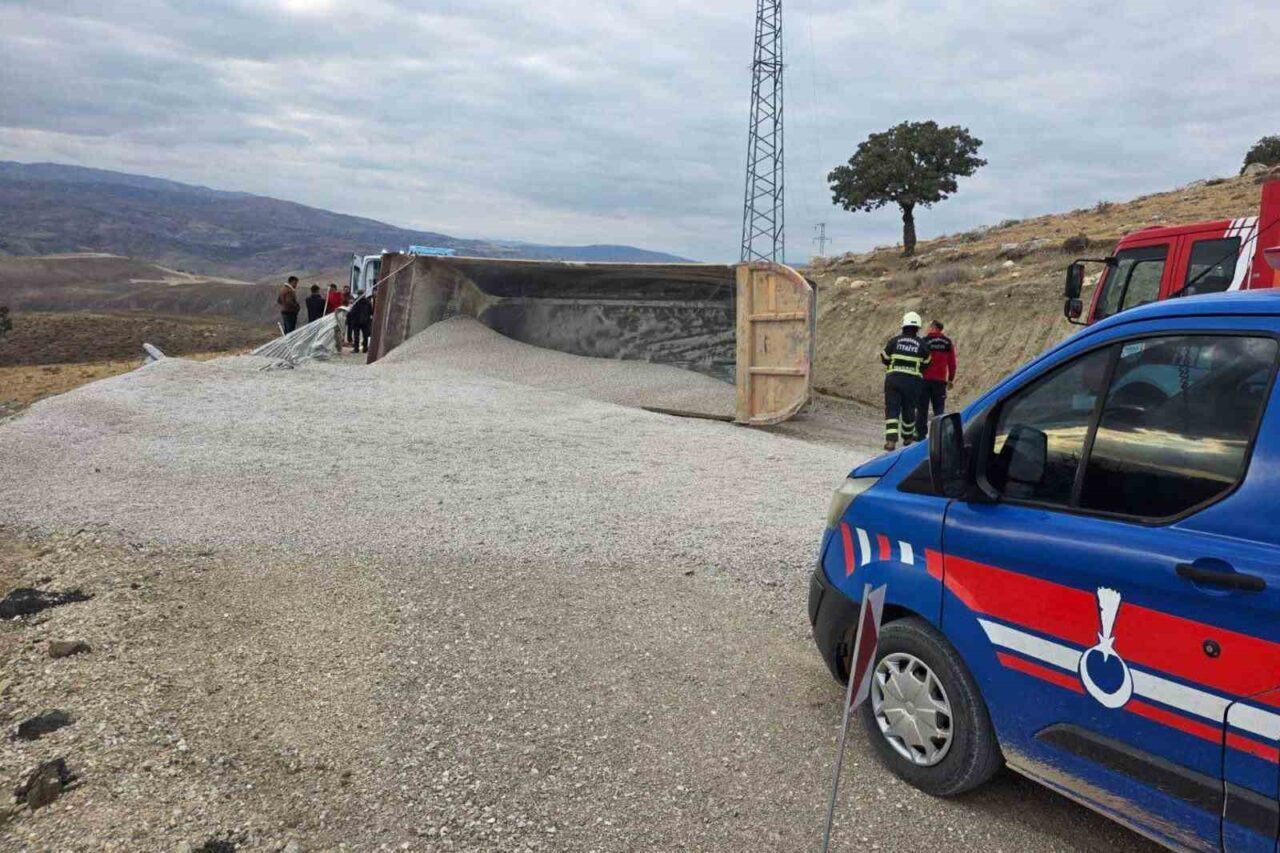Kırıkkale'nin Yahşihan ilçesinde L.Ö. yönetimindeki mıcır yüklü kamyon devrildi. Kazada