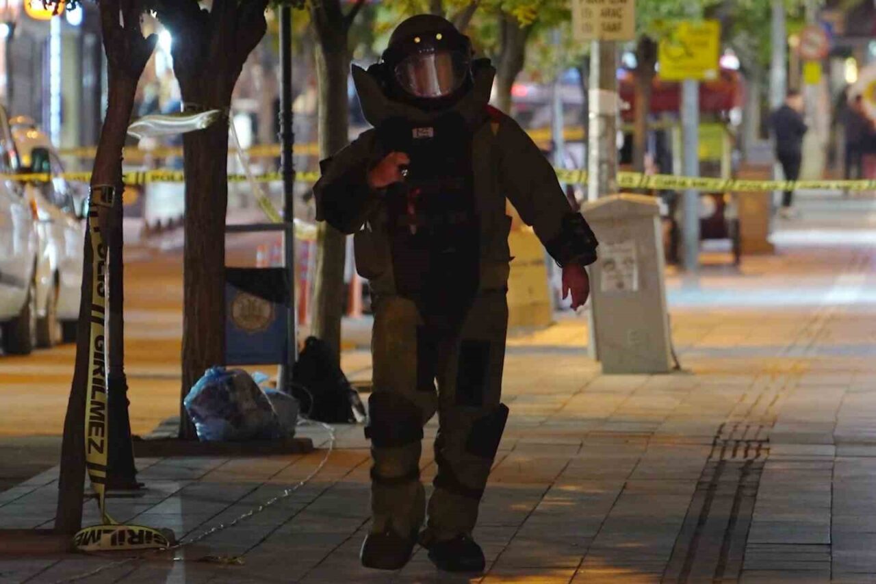 Kırıkkale’nin Zafer Caddesi'nde bırakılan şüpheli çanta yüzünden panik yaşandı. Vatandaşların