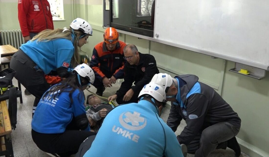 Kırklareli’nde Okullarda Eş Zamanlı Deprem Tatbikatı Gerçekleştirildi Kırklareli'de, Milli Eğitim Bakanlığı tarafından düzenlenen "Afetler ve Dayanıklılık Ayı"