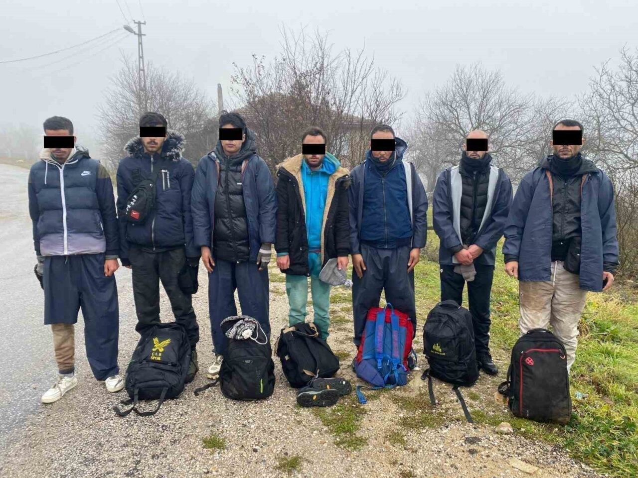 Kırklareli'nde jandarma, düzenlediği operasyonda 9 kaçak göçmeni yakaladı. Göçmenler, işlemlerinin