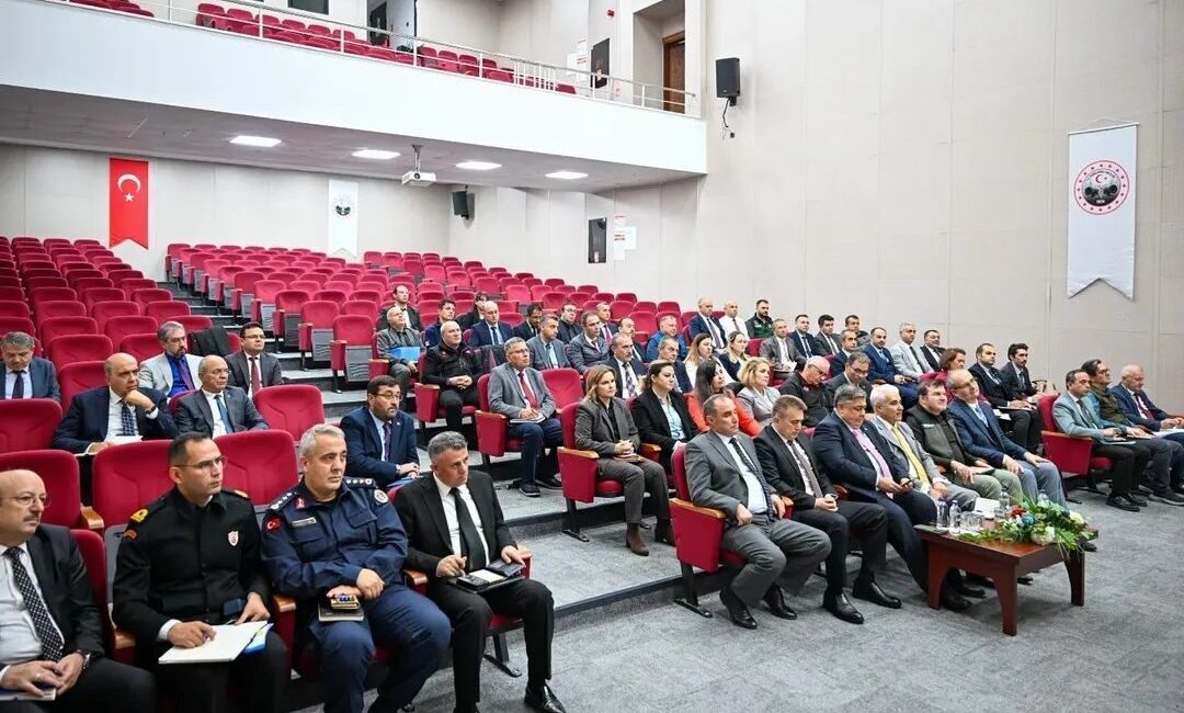 Kırklareli Valiliği, Kamu Hizmetlerinin Geliştirilmesi İçin İkinci Değerlendirme Toplantısını Düzenledi Kırklareli Valiliği, kamu hizmetlerinin etkinliğini artırmak amacıyla ikinci değerlendirme toplantısını