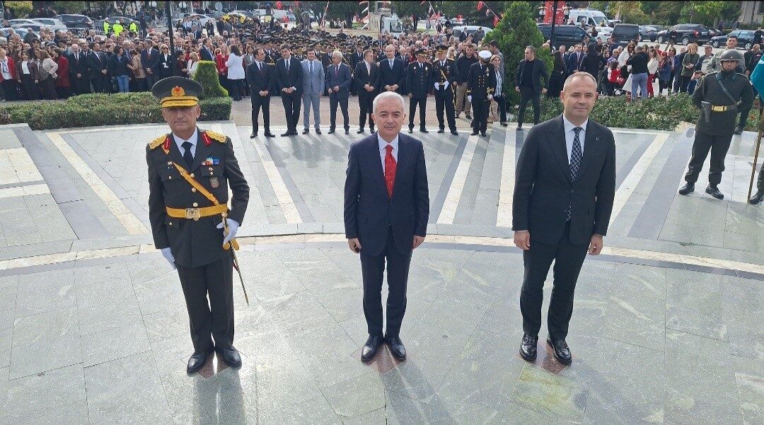 Kırklareli, 29 Ekim Cumhuriyet Bayramı’nın 102. yılı dolayısıyla çelenk sunma