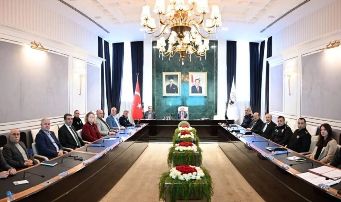 Kırklareli’nde Spor Güvenlik Kurulu Toplantısı Vali Uğur Turan’ın Katılımıyla Gerçekleşti Kırklareli Valisi Uğur Turan, İl Spor Güvenlik Kurulu Toplantısı'nı yönetti.