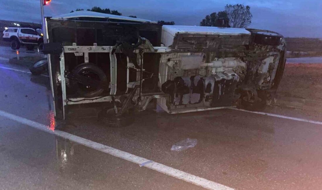 Kırklareli'nin Lüleburgaz kavşağında, kırmızı ışık ihlali sonucu otomobil ve ticari
