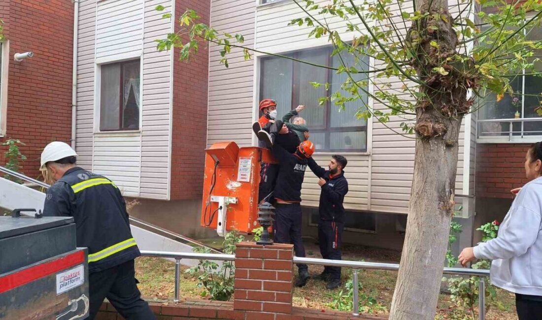 Kırklareli’nde 5 katlı binada çıkan yangında, yatalak hastalar merdivenli araçla tahliye edildi. Kırklareli İstasyon Mahallesi'ndeki 5 katlı bir binada çıkan yangında, duman