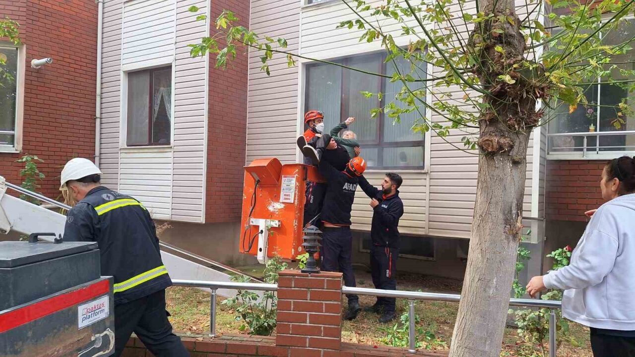 Kırklareli İstasyon Mahallesi'ndeki 5 katlı bir binada çıkan yangında, duman