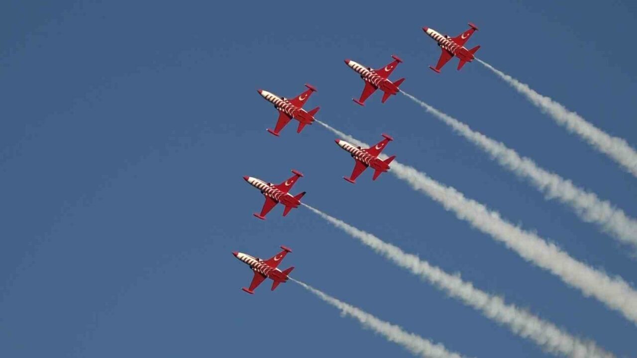 Türk Hava Kuvvetleri'nin akrobasi timi Türk Yıldızları, Cumhuriyetin 102'nci yılı