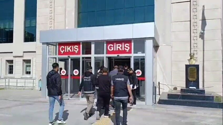 Niğde’de düzenlenen narkotik operasyonunda kırmızı bültenle aranan şüpheli de dahil 7 kişi yakalandı