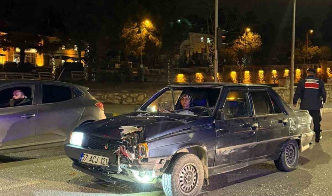 Karabük'te Atatürk Bulvarı'nda kırmızı ışıkta bekleyen motosiklet sürücüsü, 57 ACJ