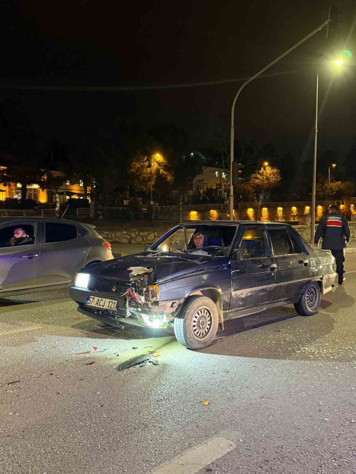 Karabük'te Atatürk Bulvarı'nda kırmızı ışıkta bekleyen motosiklet sürücüsü, 57 ACJ