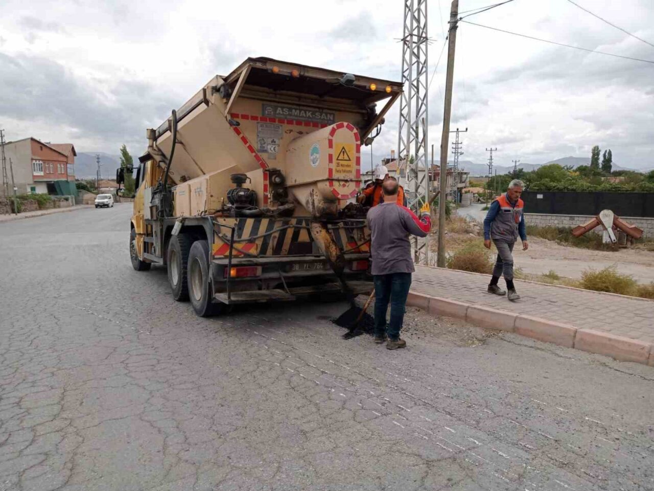 Kayseri Büyükşehir Belediyesi, kış öncesi kırsal mahalle yollarını güçlendirmek amacıyla