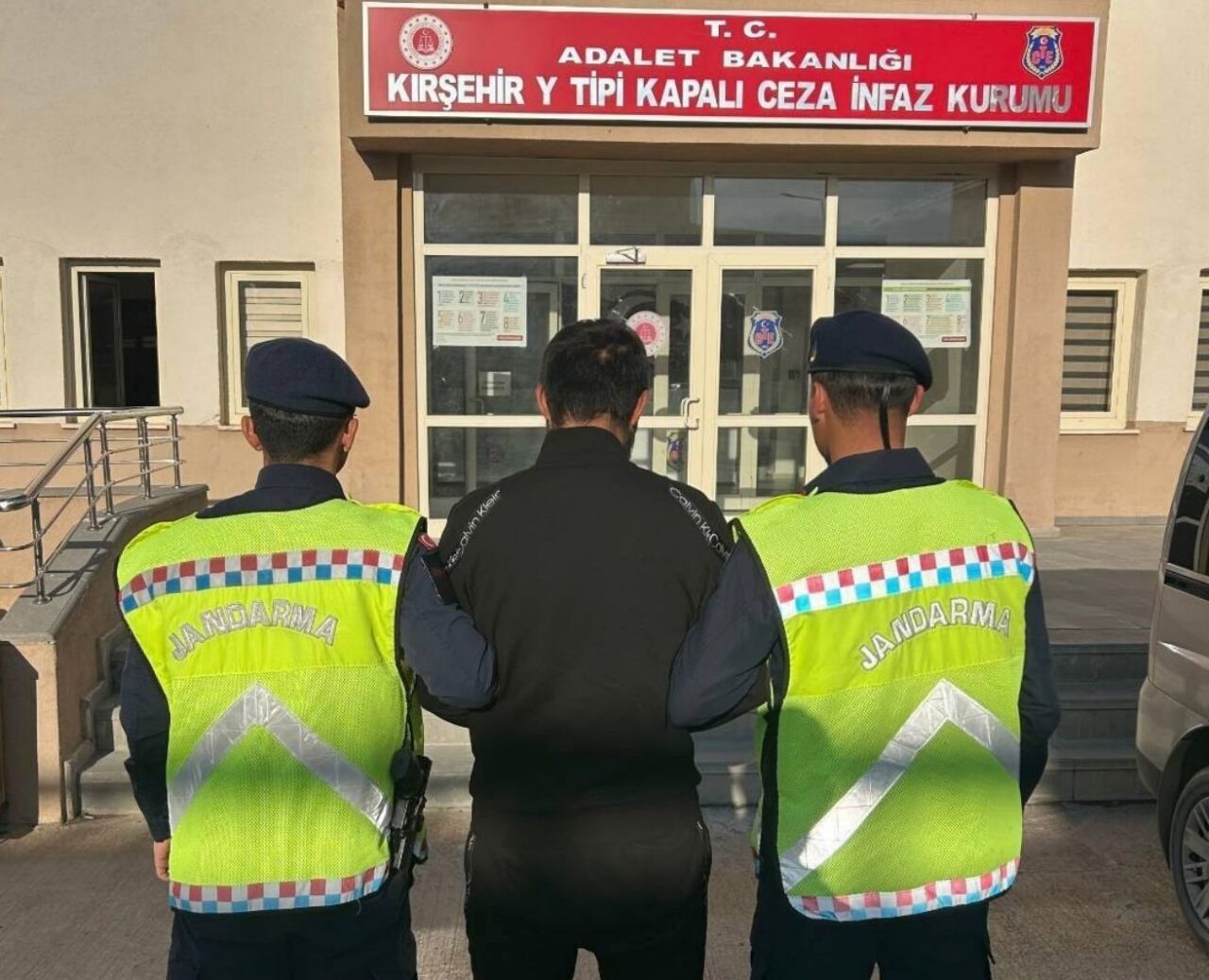 Kırşehir'de jandarma, haklarında kesinleşmiş hapis cezaları bulunan Y.E.D. (27) ve