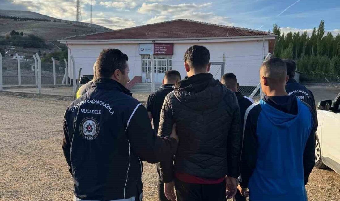 Kırşehir’de Yasa Dışı Giriş Yapan 21 Düzensiz Göçmen Yakalandı Kırşehir'de düzenlenen operasyonla, yasa dışı yollarla ülkeye girdiği tespit edilen