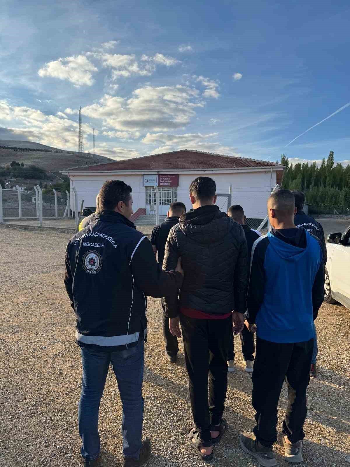 Kırşehir'de düzenlenen operasyonla, yasa dışı yollarla ülkeye girdiği tespit edilen