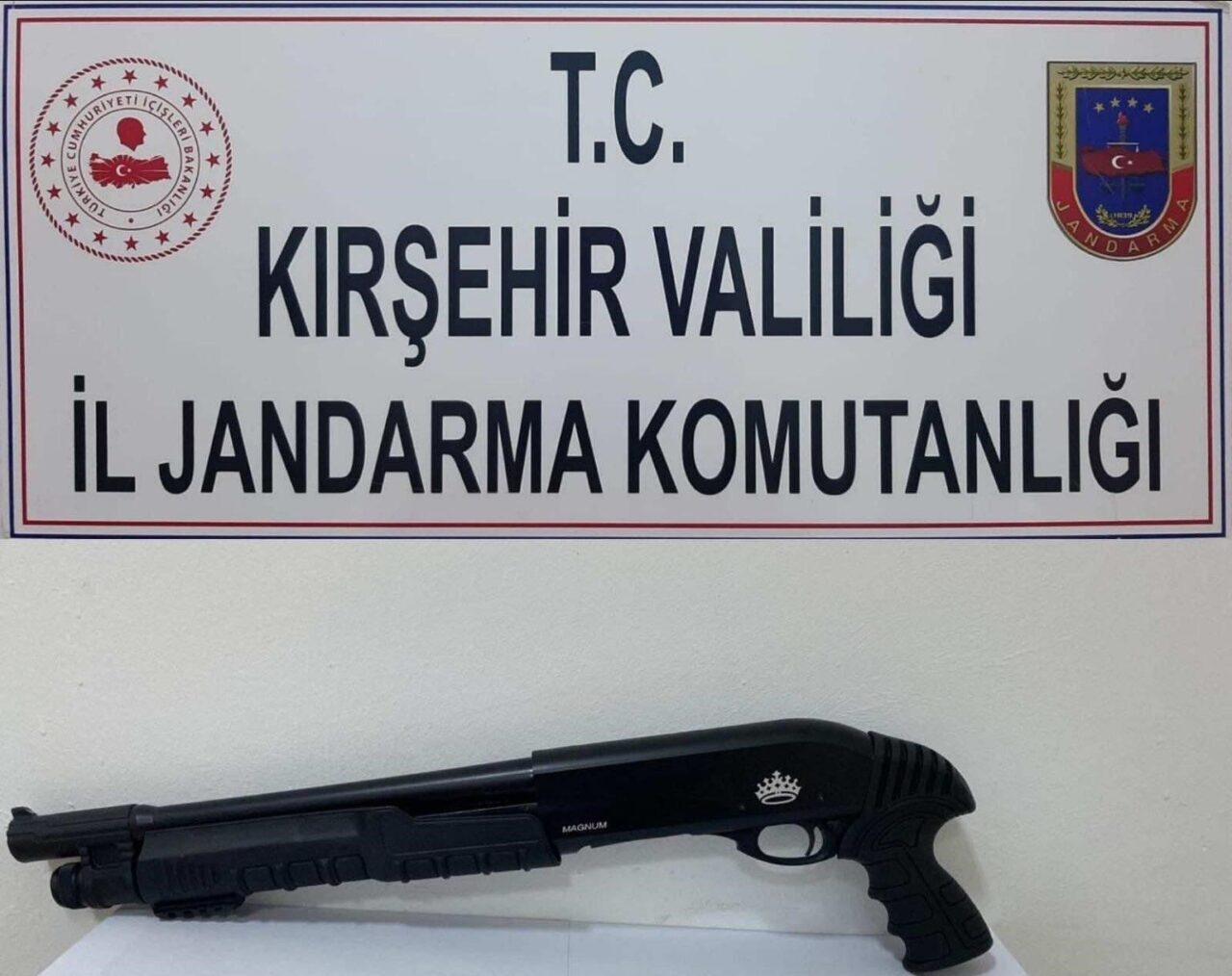 Kırşehir'de jandarma, Kızılırmak Nehri yakınındaki bir araçta yaptığı aramada ruhsatsız