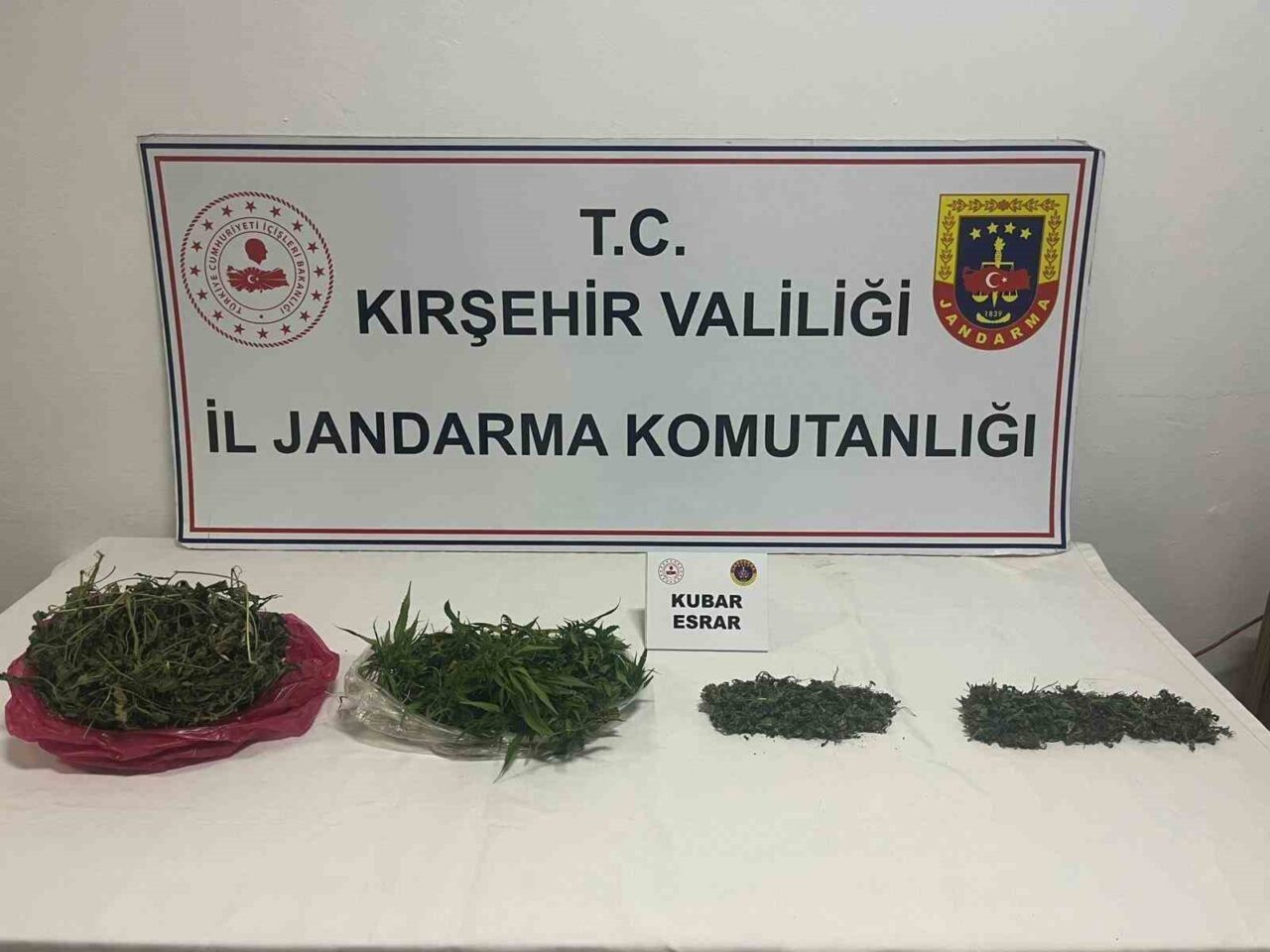 Kırşehir'de jandarma, uyuşturucu maddeyle mücadele kapsamında düzenlediği operasyonda 8 şüpheliyi