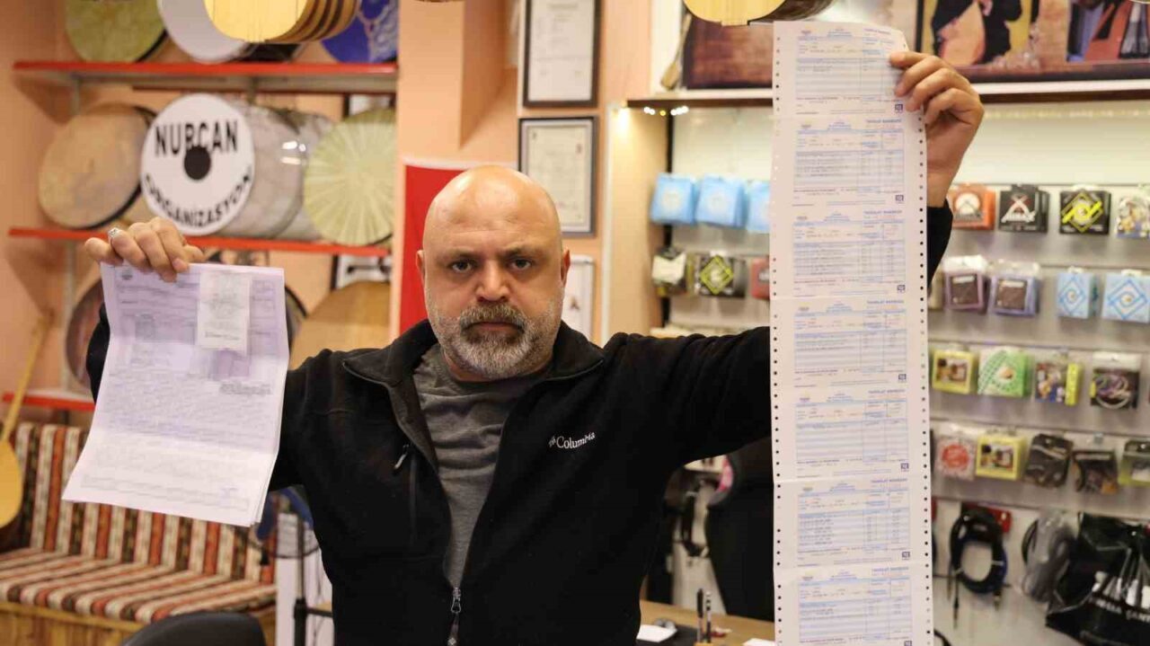 Kırşehir'de müzik aletleri satan Lokman Aydemir, 7 bin 989 TL