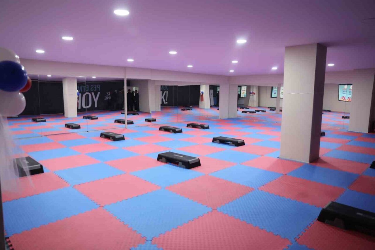 Kağıthane Belediyesi, kış dönemi için spor merkezlerinde yetişkin yüzme ve