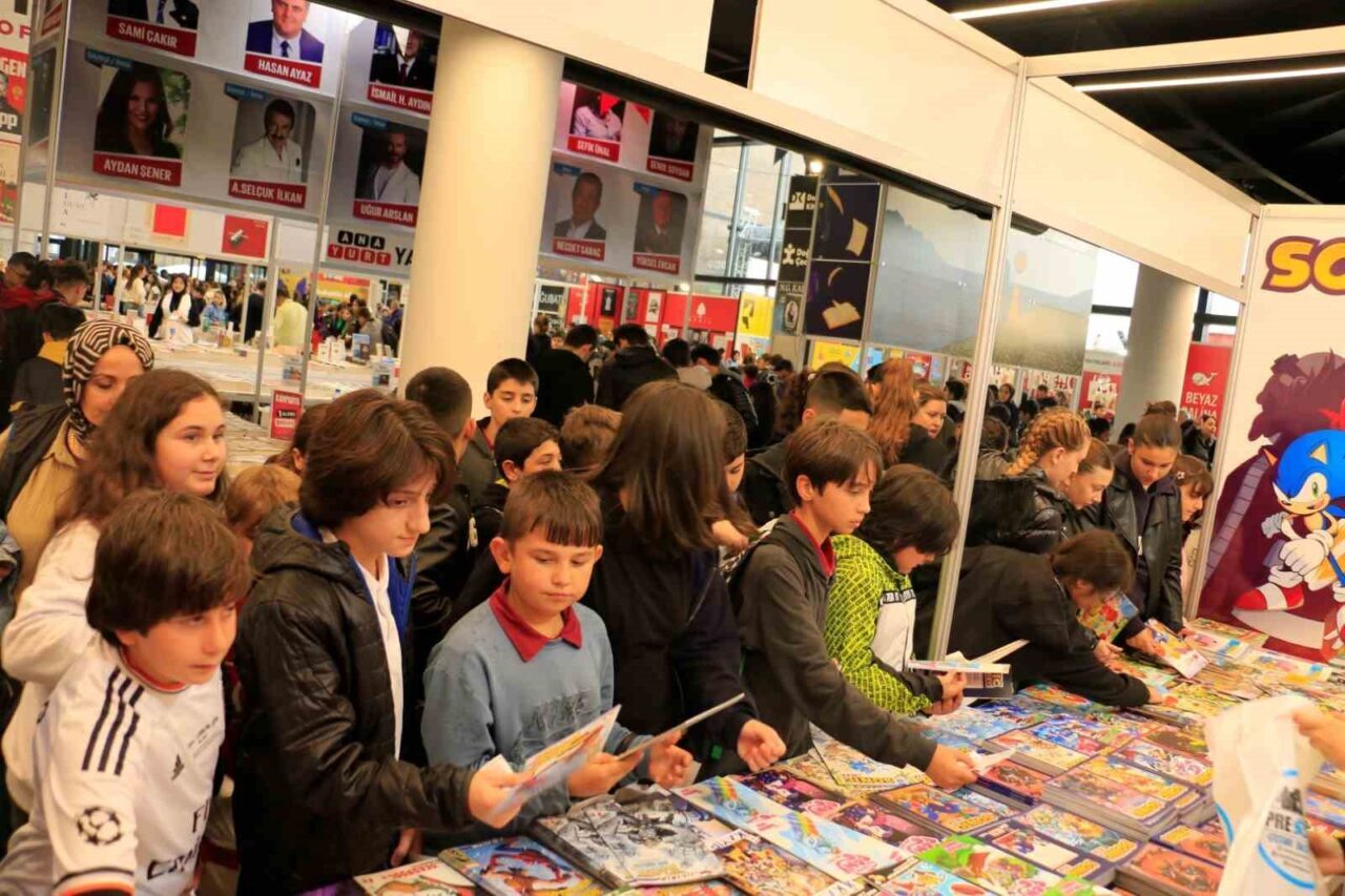 Uluslararası 15. Kocaeli Kitap Fuarı'nda çocuklar, çizgi roman stantlarına yoğun