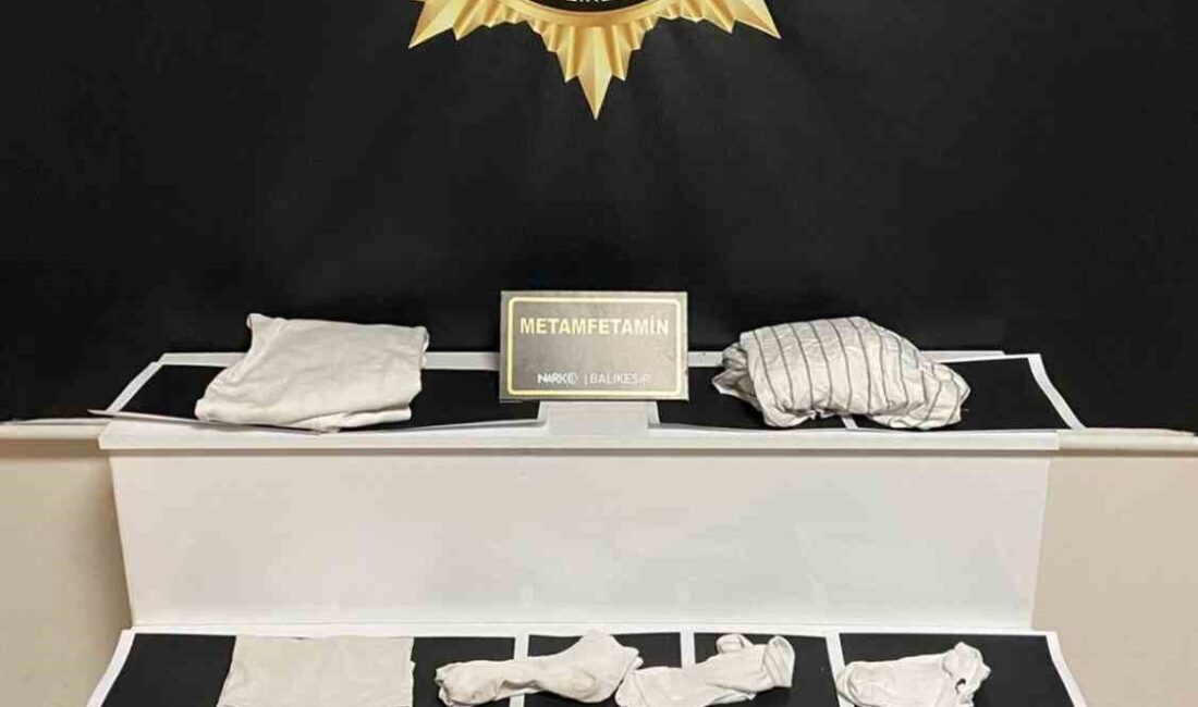 Balıkesir’de Narkotik Operasyonu: Kıyafetlerden 3 Kilo 742 Gram Metamfetamin Bulundu Balıkesir Narkotik Suçlarla Mücadele Şube Müdürlüğü, il merkezinde gerçekleştirdiği operasyonda