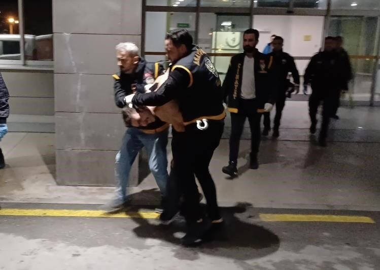 Manisa'da M.A.İ.A. (19), 16 yaşındaki kız kardeşi S.A.'ya kaynar su