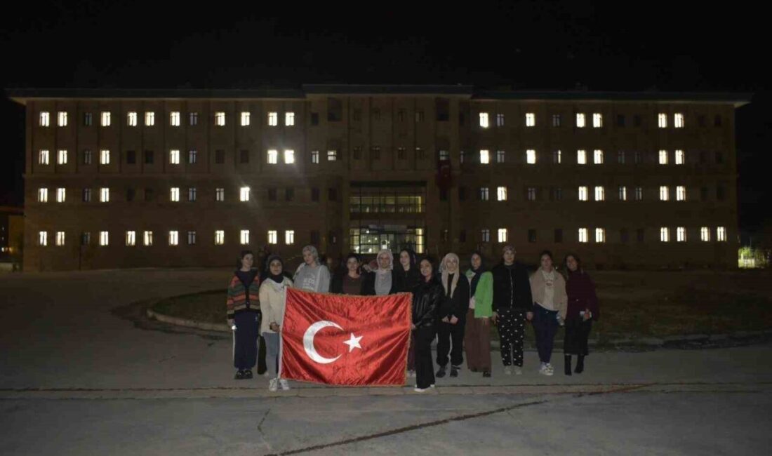 Muş’taki KYK Yurtlarında Öğrenciler, Cumhuriyet’in 102. Yıldönümüne Özel Işık Koreografisi Gerçekleştirdi Muş'un Malazgirt ilçesindeki KYK Kız Yurdu'nda kalan öğrencilere, Cumhuriyet'in 102.